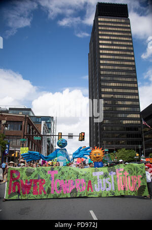 I gruppi ambientalisti si riuniscono per marzo verde per un futuro energetico. Philadelphia, PA, 2 Agosto, 2018 Foto Stock