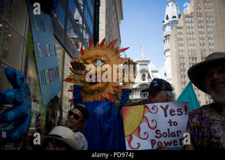 I gruppi ambientalisti si riuniscono per marzo verde per un futuro energetico. Philadelphia, PA, 2 Agosto, 2018 Foto Stock