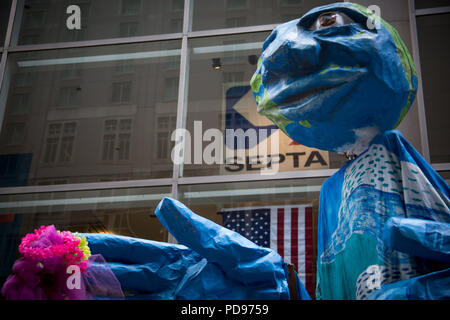 I gruppi ambientalisti si riuniscono per marzo verde per un futuro energetico. Philadelphia, PA, 2 Agosto, 2018 Foto Stock