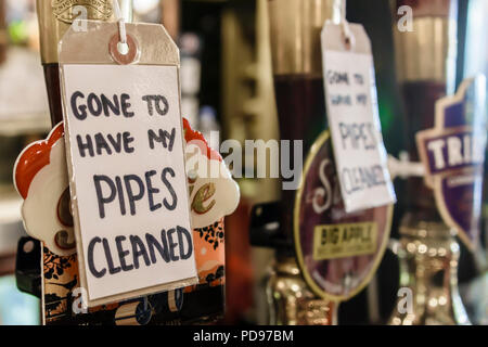 Indicazioni sulle pompe di birra in un pub Inglese consulenza ai clienti che la birra non è disponibile in quanto i tubi vengono puliti. Foto Stock