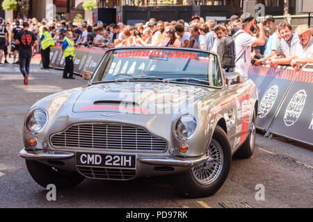 Il Covent Garden di Londra, Regno Unito. 05/08/2018. 1970 Aston Martin DB6 Volante all'inizio del 2018 Gumballl rally 3000. Foto Stock