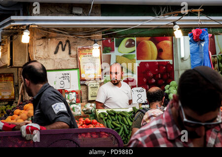 Gli amanti dello shopping a Mahane Yehuda Market nel centro di Gerusalemme, Israele Foto Stock