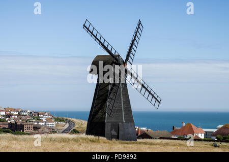 Mulino rotante (o nuovo mulino) - Un Il Grade ii Listed smock mulino a Rottingdean, East Sussex su una soleggiata giornata estiva Foto Stock