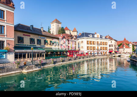 Il fiume La Thiou che corre attraverso la parte vecchia di Annecy, Haute Savoie, Francia Foto Stock