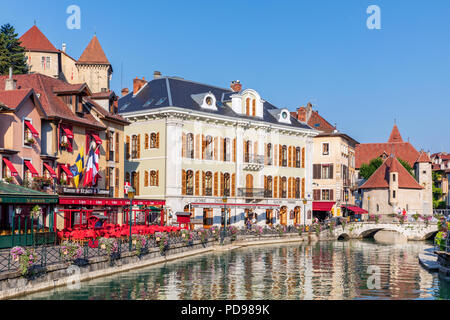 Il fiume La Thiou che corre attraverso la parte vecchia di Annecy, Haute Savoie, Francia Foto Stock