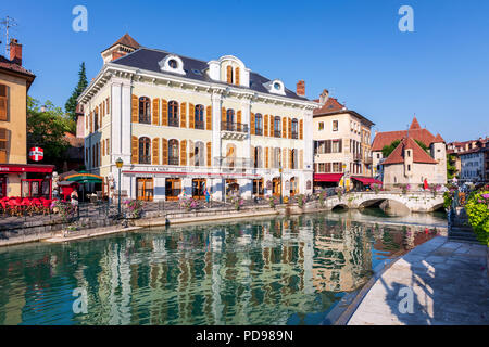 Il fiume La Thiou che corre attraverso la parte vecchia di Annecy, Haute Savoie, Francia Foto Stock