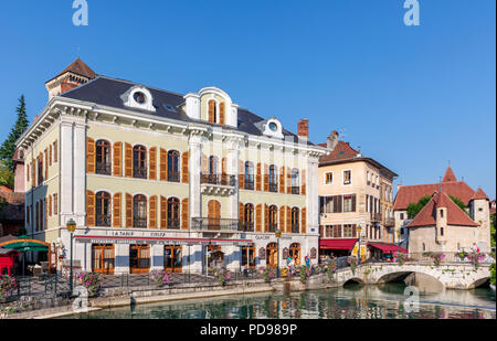 Il fiume La Thiou che corre attraverso la parte vecchia di Annecy, Haute Savoie, Francia Foto Stock