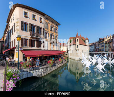 Il fiume La Thiou che corre attraverso la parte vecchia di Annecy, Haute Savoie, Francia Foto Stock