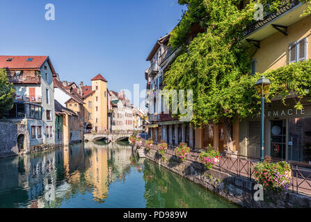 Il fiume La Thiou che corre attraverso la parte vecchia di Annecy, Haute Savoie, Francia Foto Stock