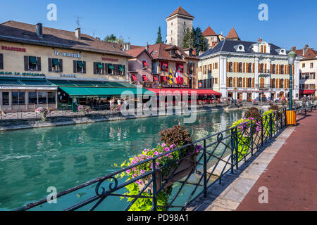 Il fiume La Thiou che corre attraverso la parte vecchia di Annecy, Haute Savoie, Francia Foto Stock