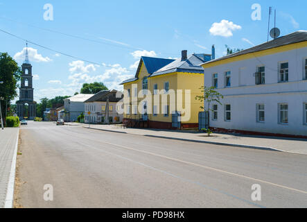 Tipiche case mercantili del XIX secolo piccola città provinciale e il campanile in stile del classicismo, Venev, Tula Regione, Russia Foto Stock