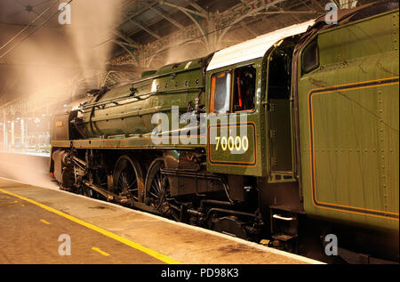 70000 "Britannia' aspetta alla stazione di Preston in attesa di cala il Treno Reale su 24.1.12. Foto Stock