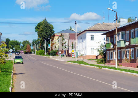 Tipiche strade di una piccola città regionale con case basse, Venev, Tula Regione, Russia Foto Stock