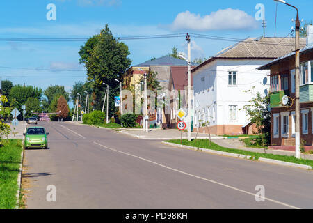 Tipiche strade di una piccola città regionale con case basse, Venev, Tula Regione, Russia Foto Stock