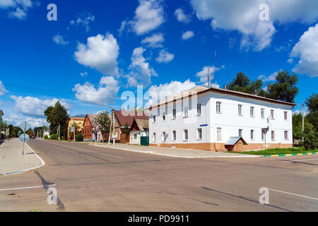 Tipiche case mercantili del XIX secolo piccola città provinciale e il campanile in stile del classicismo, Venev, Tula Regione, Russia Foto Stock