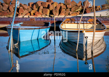 Due stile vecchia barca in un lago di Balaton Ungheria Foto Stock