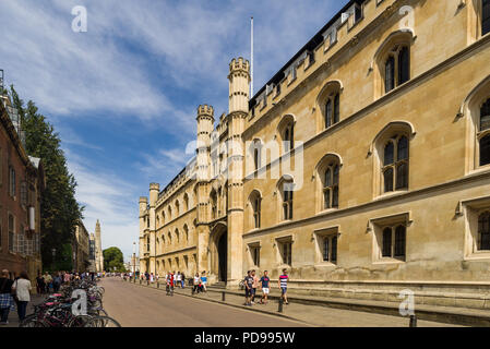 Esterno del Corpus Christi College di Trumpington Street con la gente che camminava sul marciapiede esterno, Cambridge, Regno Unito Foto Stock