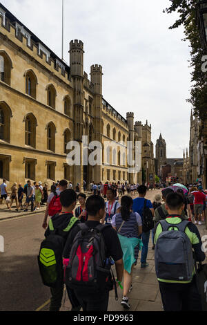 Esterno del Corpus Christi College di Trumpington Street con la gente che camminava sul marciapiede esterno, Cambridge, Regno Unito Foto Stock