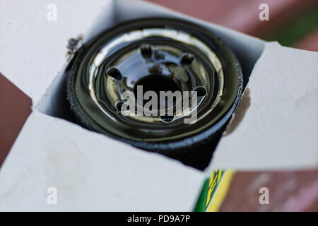 Un olio usato filtro per l'auto. Parti di ricambio per un motore a combustione interna. Posto auto officina. Foto Stock