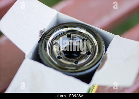 Un olio usato filtro per l'auto. Parti di ricambio per un motore a combustione interna. Posto auto officina. Foto Stock