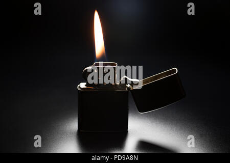 Accendino con fiamma Foto stock - Alamy