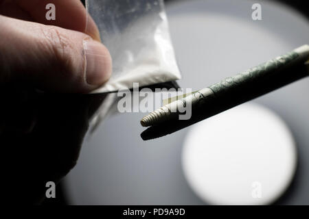 Baggie Coke e bill. Piccolo sacchetto di cocaina e laminati di denaro. Le droghe di festa e di stupefacenti illegali. Foto Stock