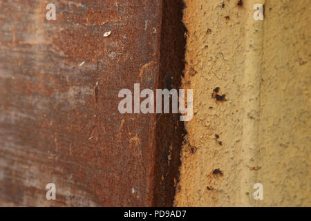 Metallo arrugginito texture vicino. Ricco di colore giallo e marrone sporco vecchio ferro da stiro. Foto Stock