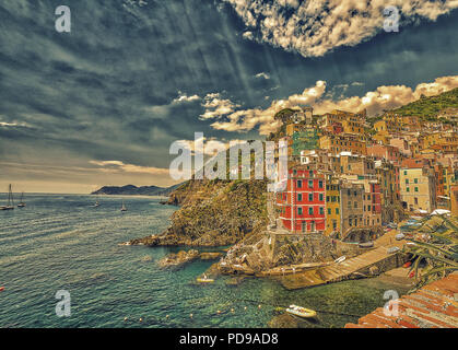 Grappolo di case di pesca sulla marina di Riomaggiore, italiani mare village Foto Stock