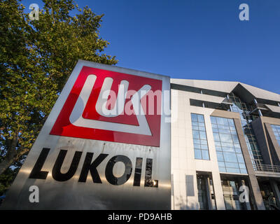 Belgrado, Serbia - Luglio 26, 2018: Lukoil logo sulla loro sede principale per la Serbia. Lukoil Corporation è il principale gas e petrolio russo produttore, presente in Foto Stock