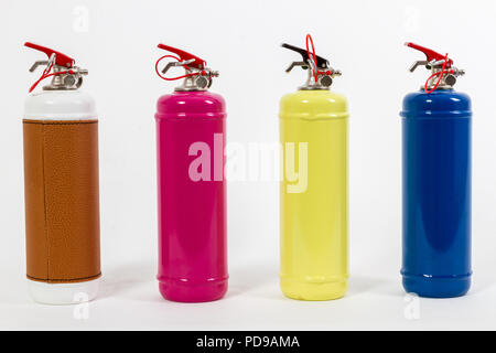 Gruppo di colorati retrò estintori su sfondo bianco Foto Stock