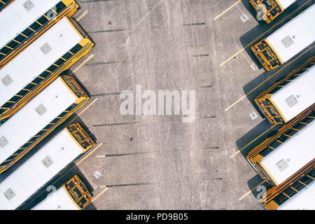 Gli scuolabus parcheggiato in un cantiere Foto Stock