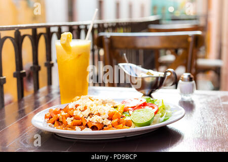 Una piastra di enchiladas mineras, un pasto classico nella vecchia città mineraria di Guanajuato, Messico. Foto Stock