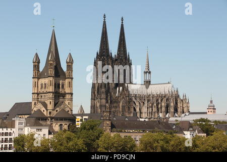 Blick auf den Kölner Dom und die Romanische Kirche Groß San Martin Foto Stock