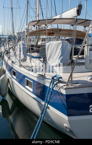 Un grande halberg rassey barca a vela o barca nella marina a Cowes yacht haven on the Isle of Wight durante la cowes week annuale regata di vela. Foto Stock