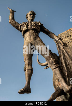 Statua di bronzo di omaggio per il torero Jose Cubero Yiyo nell'arena Las Ventas di Madrid, Spagna Foto Stock