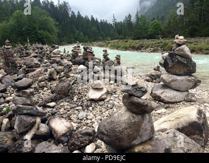 Pietre di impilamento delle Alpi - arte fugaci Foto Stock