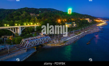 Drone vista mare con il viadotto Matsesta, il ponte ferroviario e la montagna con una densa foresta al crepuscolo, Sochi, Russia Foto Stock