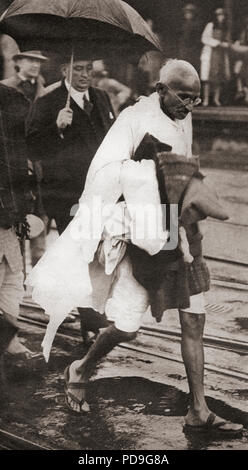 Mohandas Karamchand Gandhi, aka il Mahatma Gandhi,1869 - 1948. Attivista indiana, leader dell'Indiano movimento di indipendenza contro il dominio britannico. Visto qui a Londra in Inghilterra nel 1930. Da questi straordinari anni, pubblicato in 1938. Foto Stock