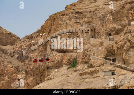 Cavo rosso davanti a vetture del monastero di Qurantul su i palestinesi di Monte della Tentazione dove Gesù ha resistito al tempratations di Satana dopo Foto Stock