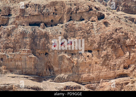 Cavo rosso davanti a vetture di grotte sul Monte palestinese di tentazione dove Gesù ha resistito al tempratations di Satana dopo il digiuno per 40 giorno Foto Stock