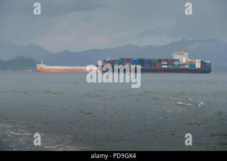 Nave Container LUKIS KOTA, lascia il Kwai Tsing terminal per container di Hong Kong e si dirige verso l'Oriente Lamma canale. Foto Stock