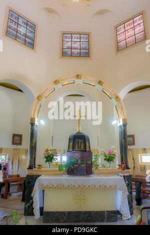 Il Monte delle Beatitudini, Israele 18 maggio 2018:l'altare del francescano churce cattolica con tre delle Beatitudini del Sermone della Montagna il wr Foto Stock