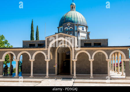 Chiesa delle beatitudini, Israele mostra la facciata e la cupola, il luogo dove Gesù ha dato il sermone della montagna con il mare di Galilea in backgro Foto Stock