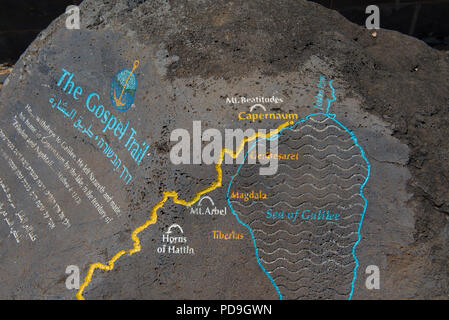 Mare di Galilea, Israele 18 Maggio 2018: Mappa del sentiero del Vangelo scolpita e dipinta su una roccia vicino al mare di Galilea. La traduzione sulla mappa. Foto Stock