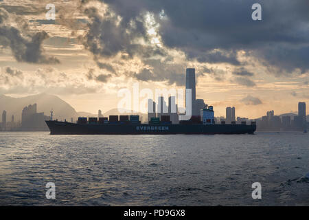 Evergreen nave portacontainer, mai il dolce, attraversando il Victoria Harbour, la voce per l'Kwai Tsing Terminal Container, Hong Kong. Foto Stock