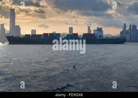 Evergreen nave portacontainer, mai il dolce, attraversando il Victoria Harbour, la voce per l'Kwai Tsing Terminal Container, Hong Kong. Foto Stock