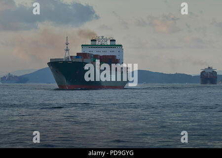 Evergreen nave portacontainer, mai il dolce, nella trafficata East Lamma canale di spedizione, la voce per l'Kwai Tsing Terminal Container, Hong Kong. Foto Stock