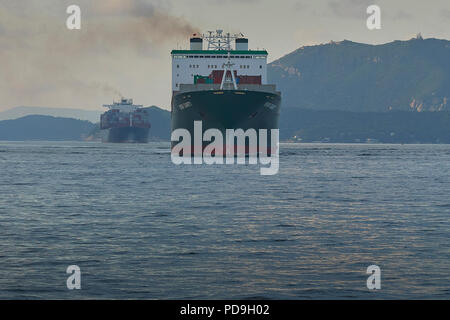 Evergreen nave portacontainer, mai il dolce, nella trafficata East Lamma canale di spedizione, la voce per l'Kwai Tsing Terminal Container, Hong Kong. Foto Stock