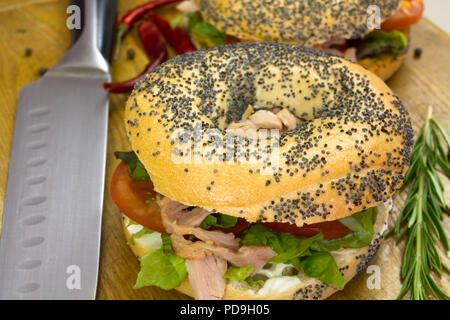 Il pollo crudo e bagel sandwich Foto Stock