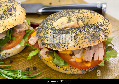 Il pollo crudo e bagel sandwich Foto Stock